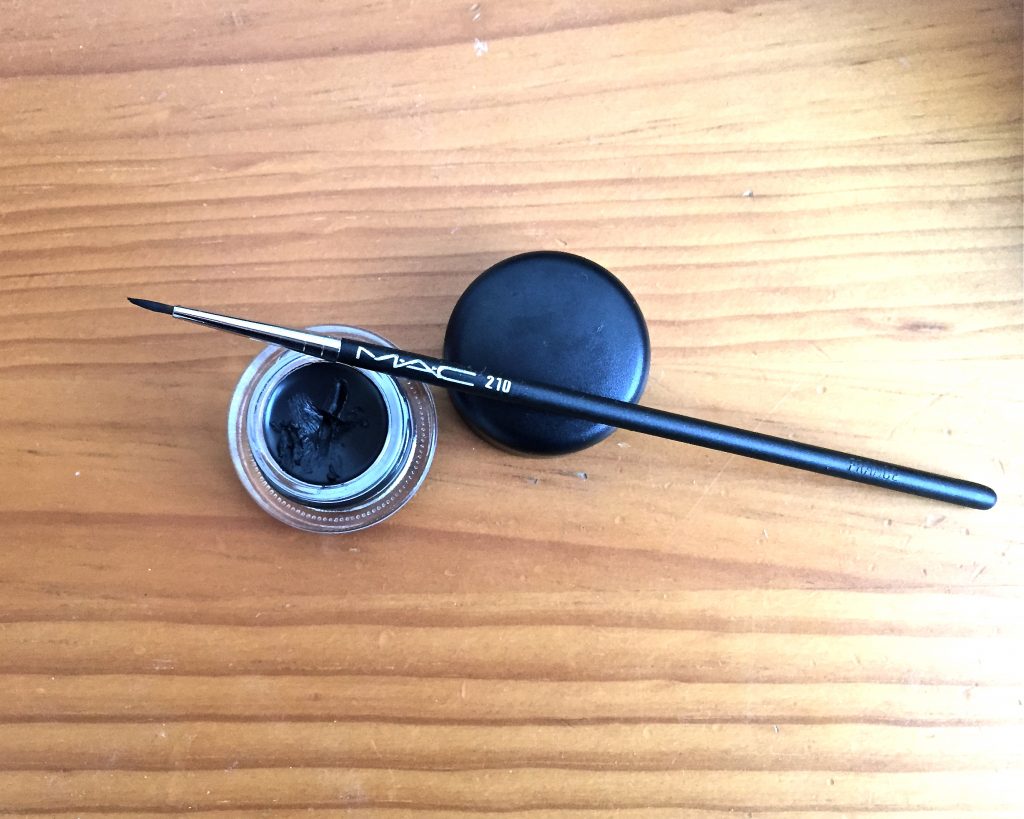 eye liner mac cosmetics brush 210 fluidiline