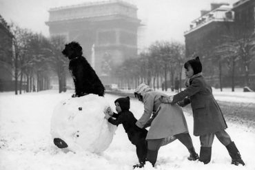 enfants-jouent-neige-paris-1930-arc-de-triomphe-salut-paris-les-plus-belles-photos-de-paris-sous-la-neige-1930