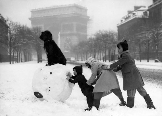 enfants-jouent-neige-paris-1930-arc-de-triomphe-salut-paris-les-plus-belles-photos-de-paris-sous-la-neige-1930