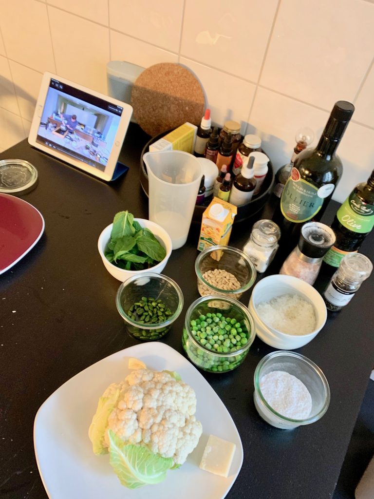 cuisine et confinement préparation d'une recette de Cyril Lignac : gnocchis de chou fleur au pesto de petits pois à la menthe